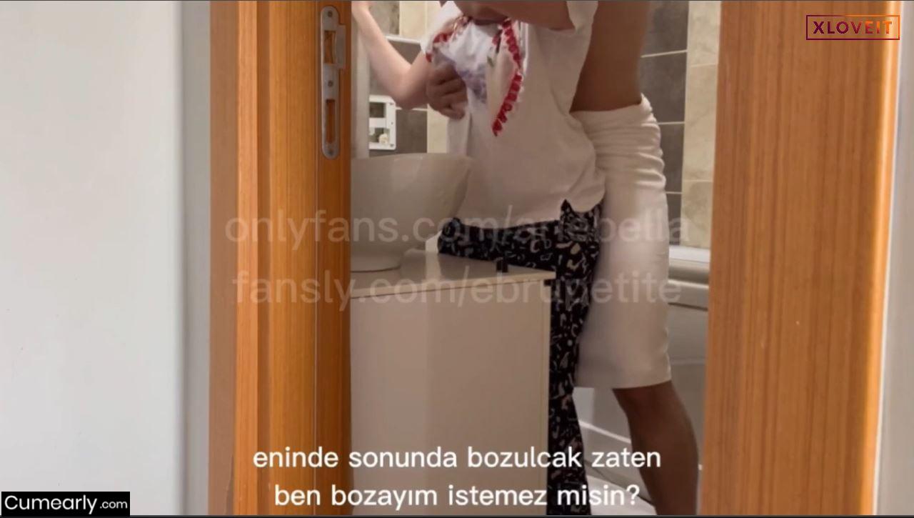 Aşkı Memnu izleyen Kuzenini banyoda sikti