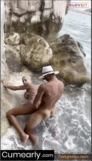 Denizin dalgalarında Travesti Sikiş