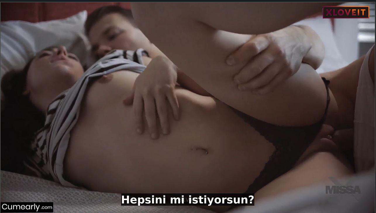 Gece sarılıp yattığı tatlı kız kardeşini dayanamayıp sikti