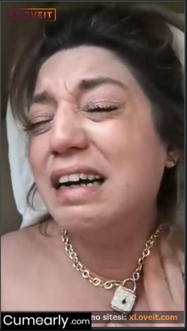 Kadın acıdan ağlıyor ama durmadan sikmeye devam