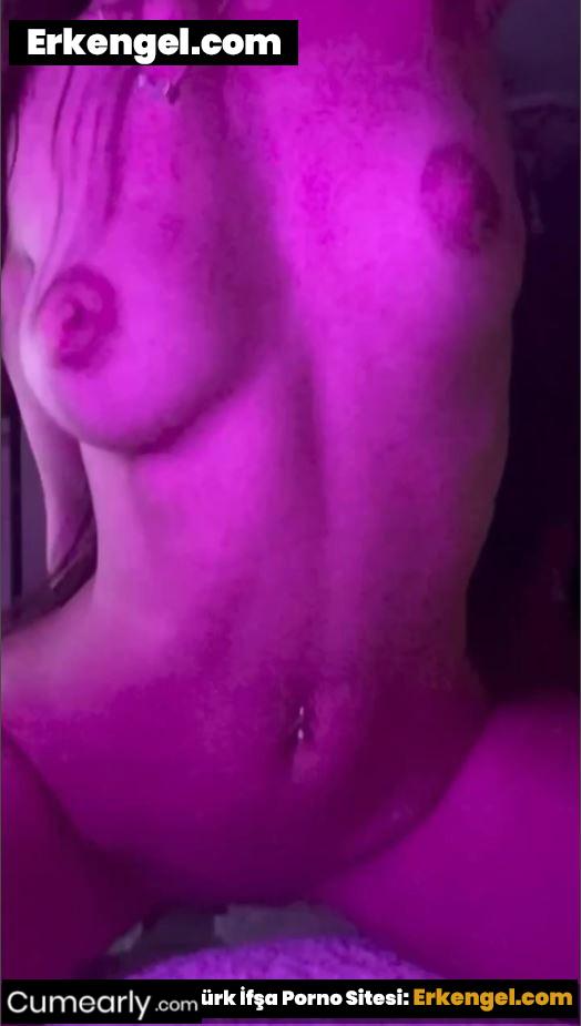 Kardelex ifşa nude inleyerek dildoya oturdu