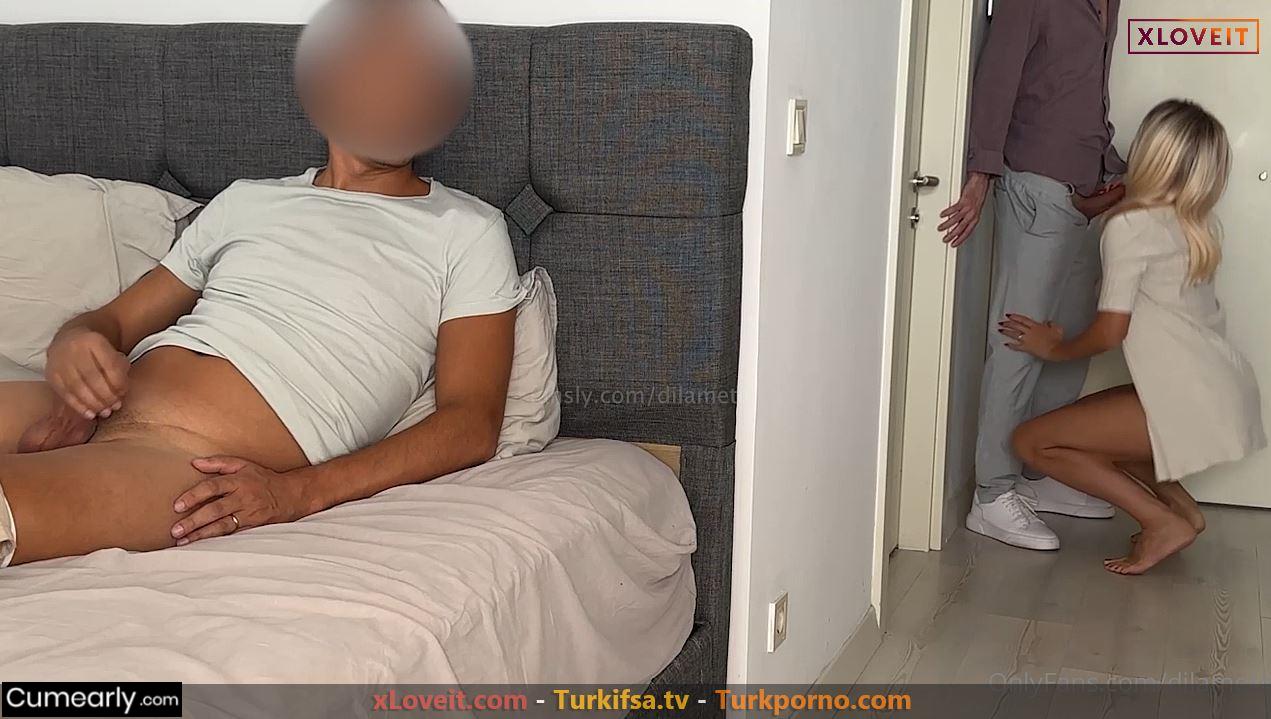 Eve gelen kuryeye kocasının yanında sakso çekti