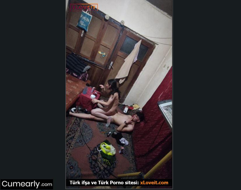 Liseli amatör porno yarrağa oturmuş pasta yiyor