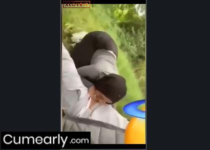 Parkta Suriyelinin ağzına veriyor