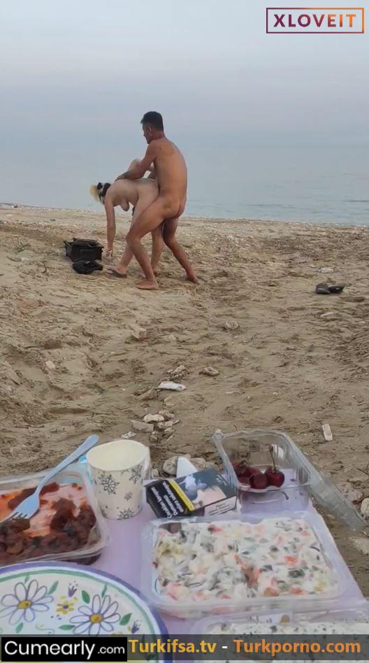 Plajda Seks Olgunlar sikişirken arkadaşları videoya çekti