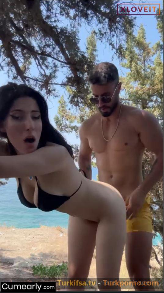Public Porno Adalarda Ormanda ağzını kapatıp sikti