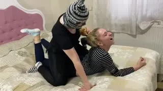 KIZ KIZA GÜREŞ YAPIP EĞLENİRKEN BİR ANDA KÖLESİ YAPIYOR