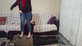 TÜRBANLI KRALİÇE VE ARKADAŞI