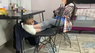 TÜRBANLI KRALİÇE KÖLESİNİ UMURSAMIYOR