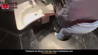 Tuvalette Seks Blueass31 diz çöküp yaladıktan sonra sikildi