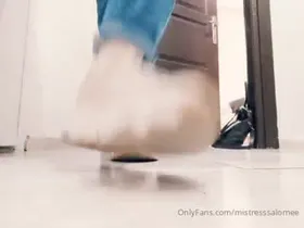 Spor ayakkabılarıma köle ol